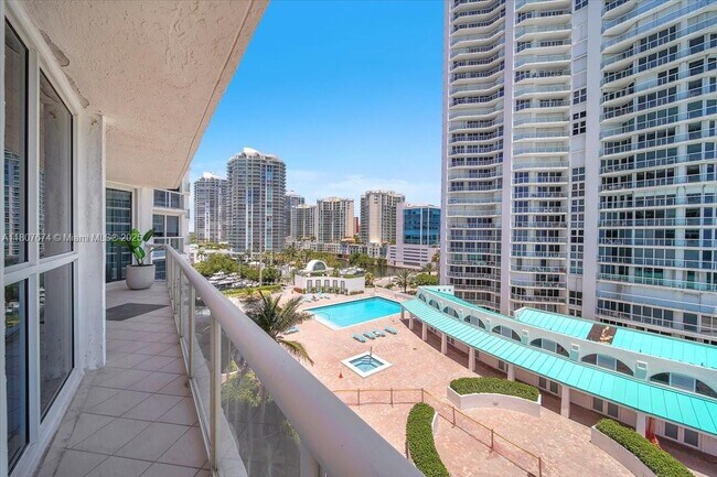 Building Photo - 16425 Collins Ave