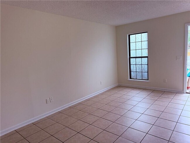 Building Photo - 890 E Cherry St