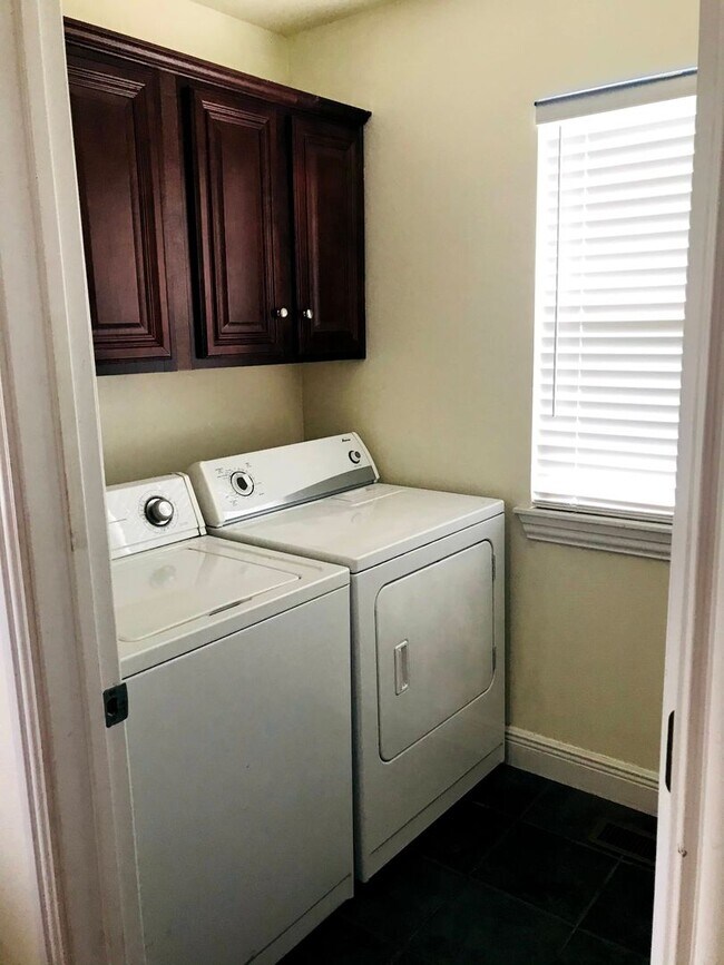 Building Photo - 3 bedroom 2 bath centrally located - fenced yard - 2 carG
