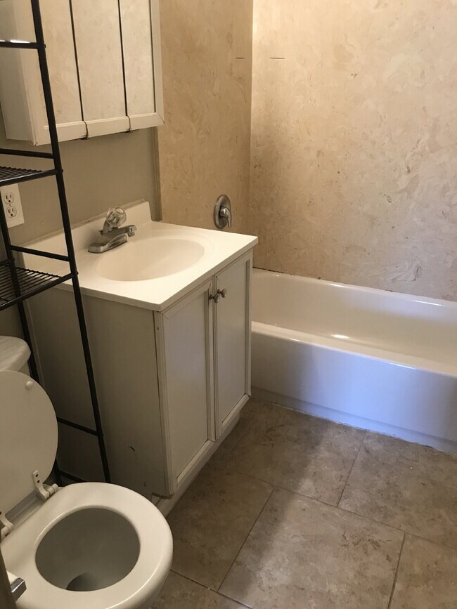 Building Photo - Two bedroom in great Ogden Location!