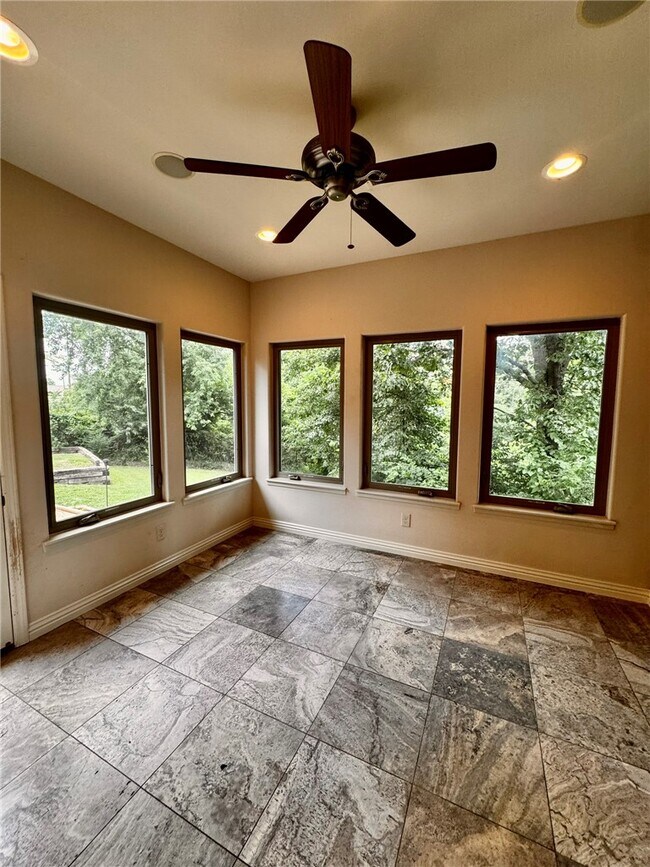 Building Photo - 723 N Lakeview Dr