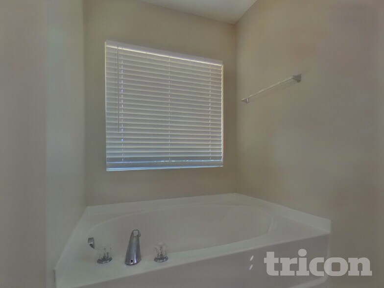 Building Photo - 401 Silver Spring St