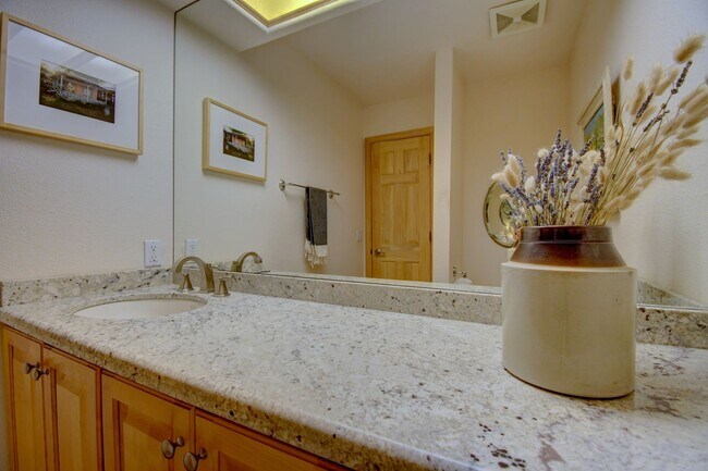 Building Photo - Executive 4 bedroom NE Heights home