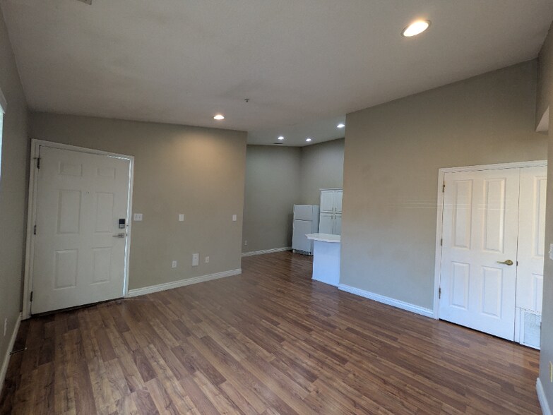 Building Photo - 861 W Columbia Ln