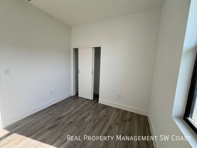 Building Photo - 1263 Hillcrest St E