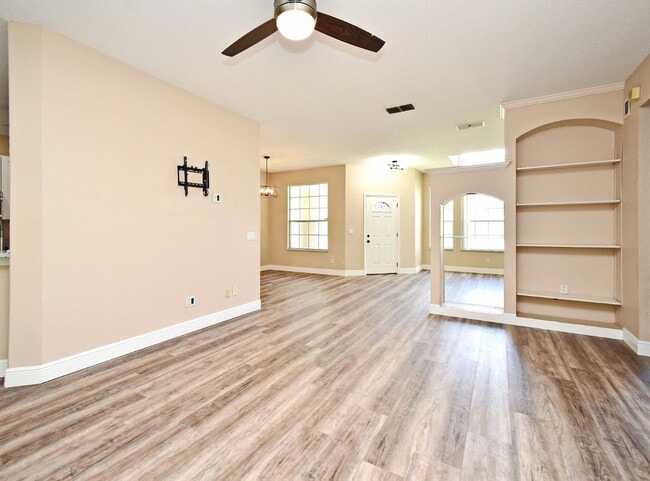 Building Photo - Lovely Remodeled 4/2 Home