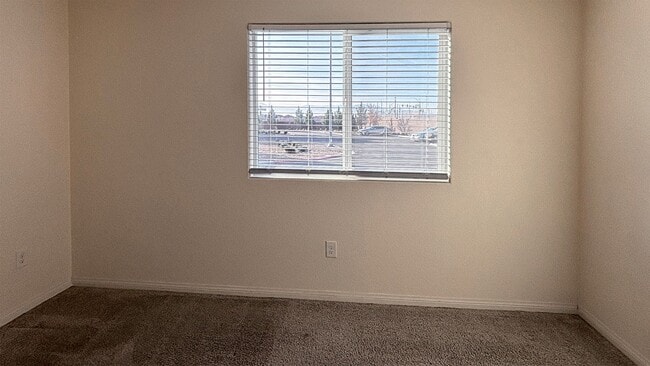 Building Photo - Wonderful 3 Bedroom townhouse with a 1 car garage - 3 levels located in North Las Vegas