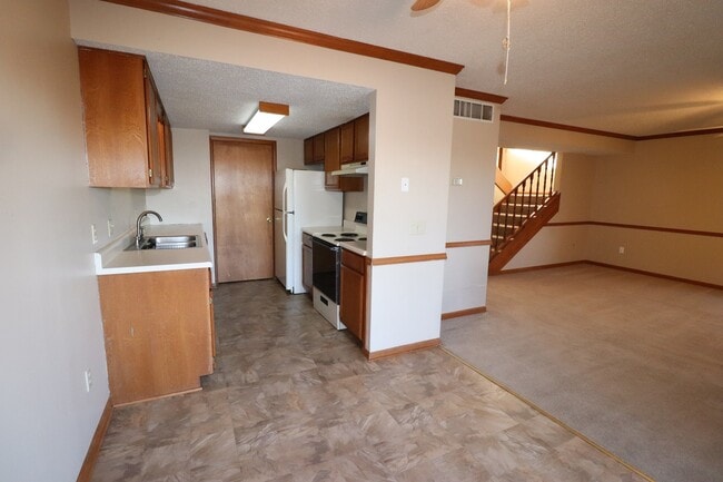 Building Photo - Spacious Townhome