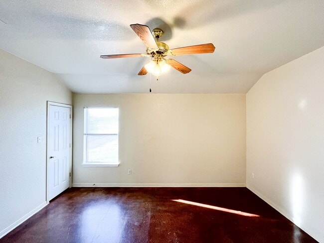 Building Photo - 1913 Charleston Ct