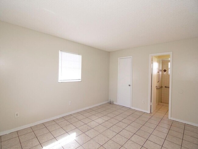 Building Photo - 1190 SE Puritan Ln
