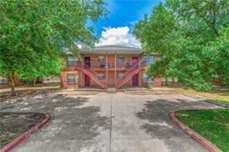 Building Photo - Available for Immediate Move in! Amazing 3...