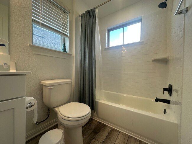 Building Photo - 3 Bed 2 Bath in Liberty Hill Tx