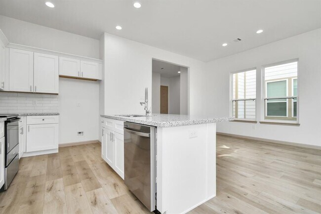 Building Photo - 2119 Esther Dr