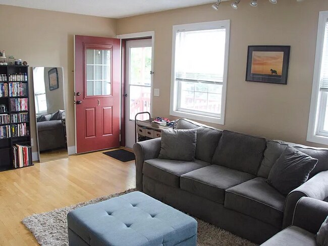 Building Photo - Bright and spacious end-unit townhouse