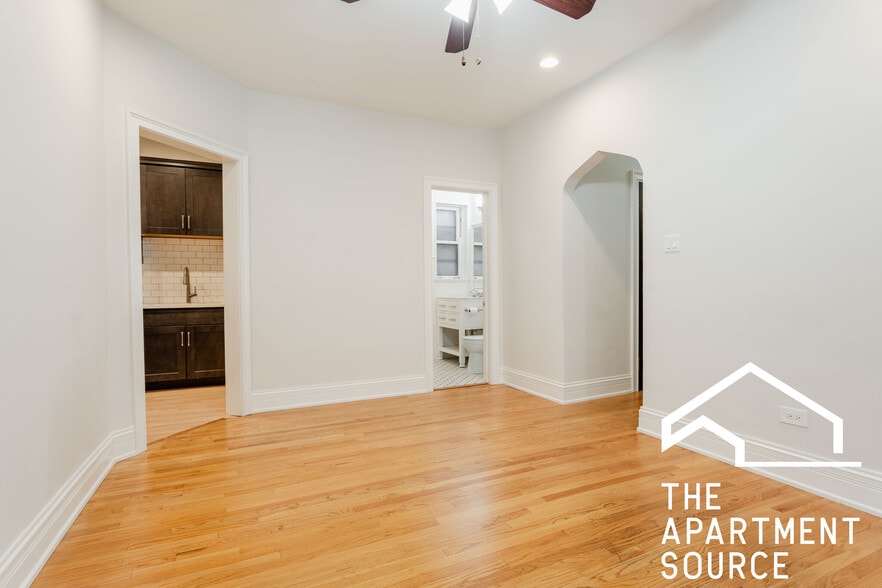 Building Photo - 652 W Buckingham Pl