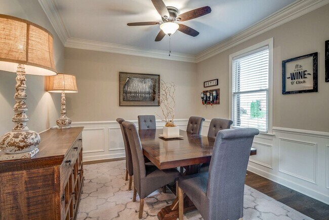 Building Photo - Custom built home in a great location in B...