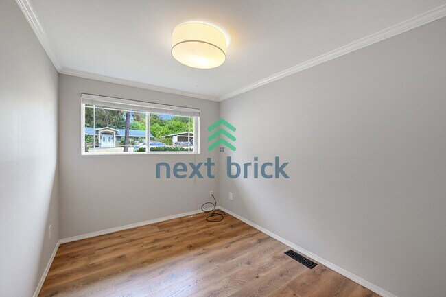 Building Photo - "Charming 3-Bedroom Bellevue Retreat: Cozy Comfort & Ideal Location!"