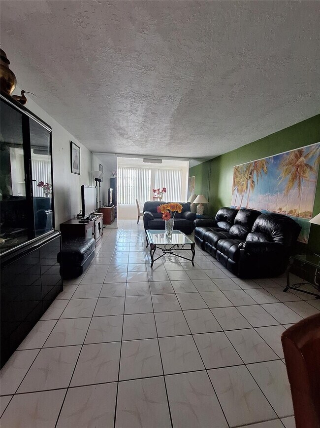 Building Photo - 2821 Somerset Dr