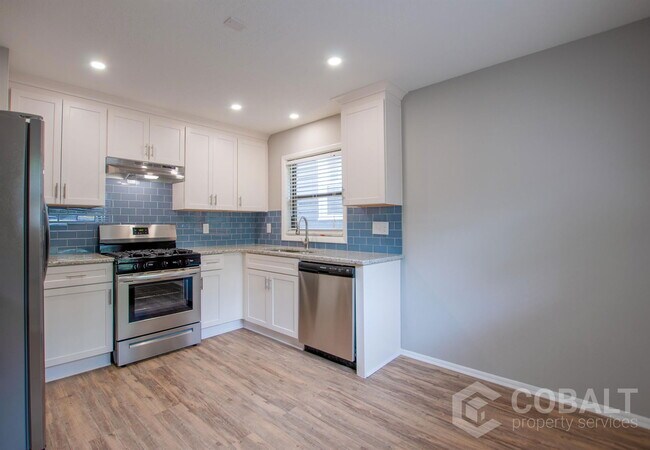 Building Photo - 886 St Charles Ave NE