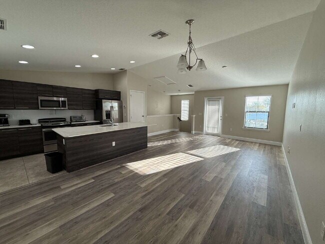 Building Photo - Charming 2-Bed, 2-Bath Townhouse Retreat o...