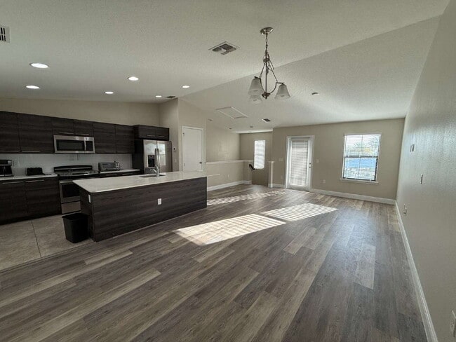 Building Photo - Charming 2-Bed, 2-Bath Townhouse Retreat on Kenny Boulevard, Haines City!