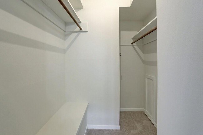 Building Photo - 3703 Roseland St