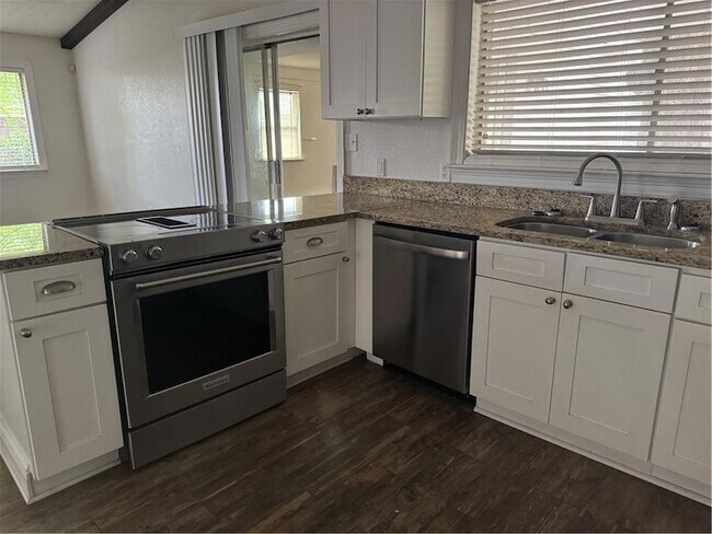Building Photo - 306 Clover Dr