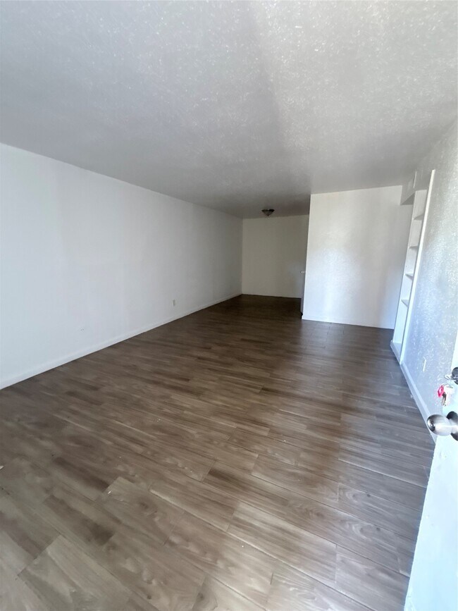 Building Photo - 5625 Antoine Dr
