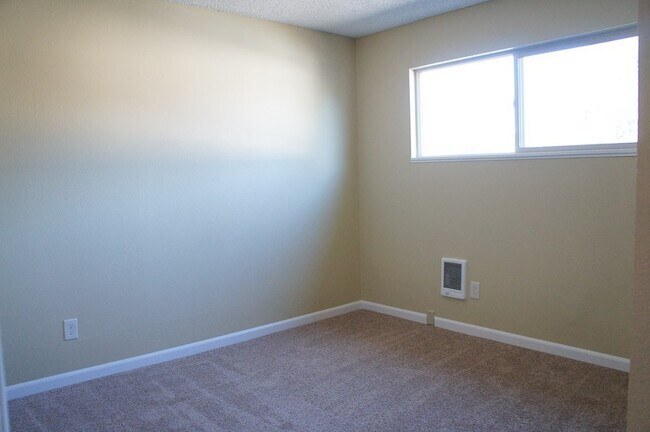 Building Photo - Garden Style 2Bdr in Bustling SE Ready Soon!