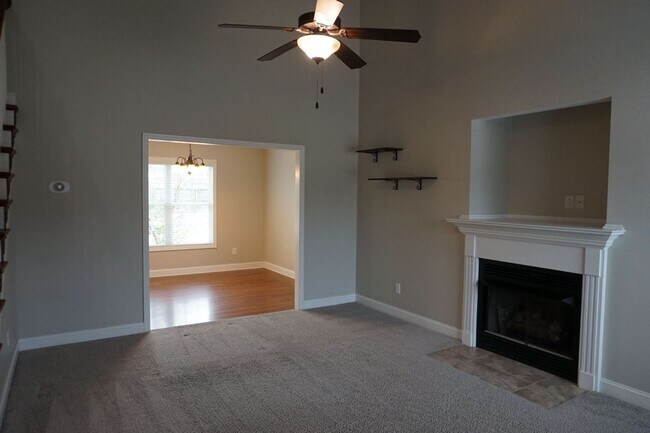 Building Photo - 3 Bedroom 2.5 Bathroom home located in Rogers Farm in Hubert!