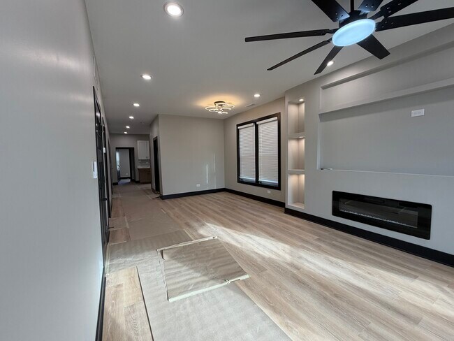 Building Photo - 5252 W Berteau Ave