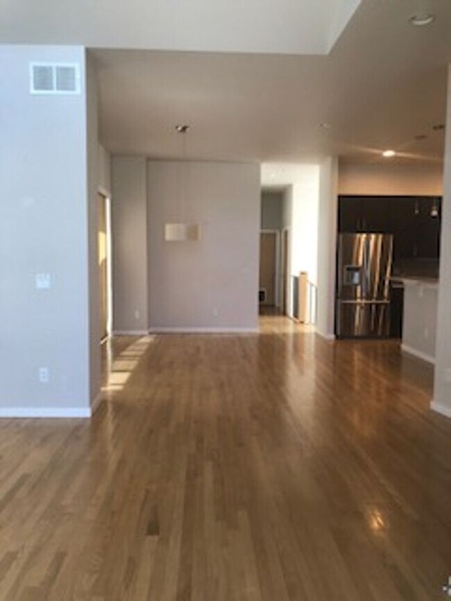 Building Photo - Lovely and Light Open Concept Louisville H...