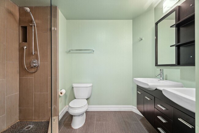 Building Photo - Modern 2-Bedroom Condo with Premium Amenit...
