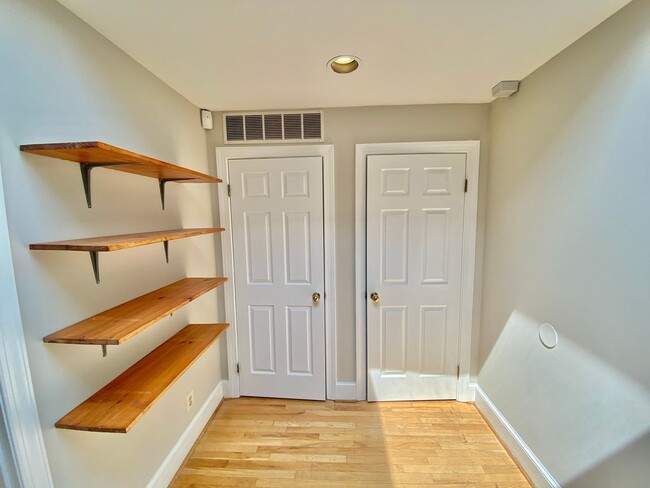 Building Photo - Chic Shaw Townhouse 2bd/2.5 bath with Deco...