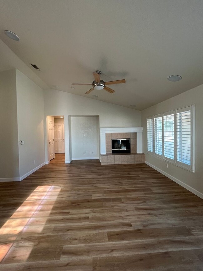 Building Photo - Hard to find Dixon single story home!