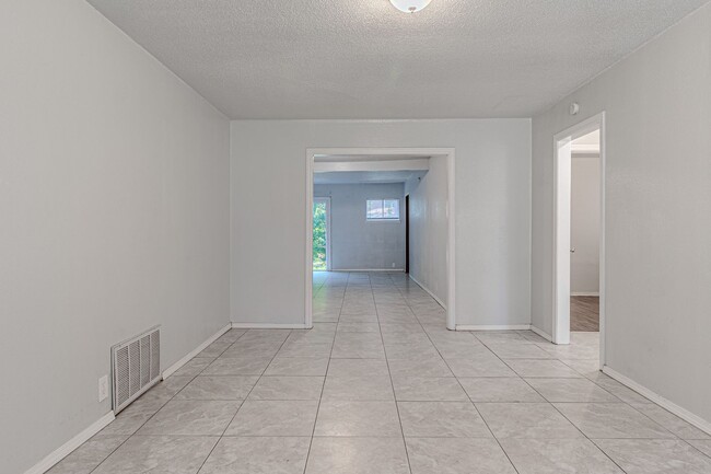 Building Photo - 3 Bed 2 Bath in OKC!