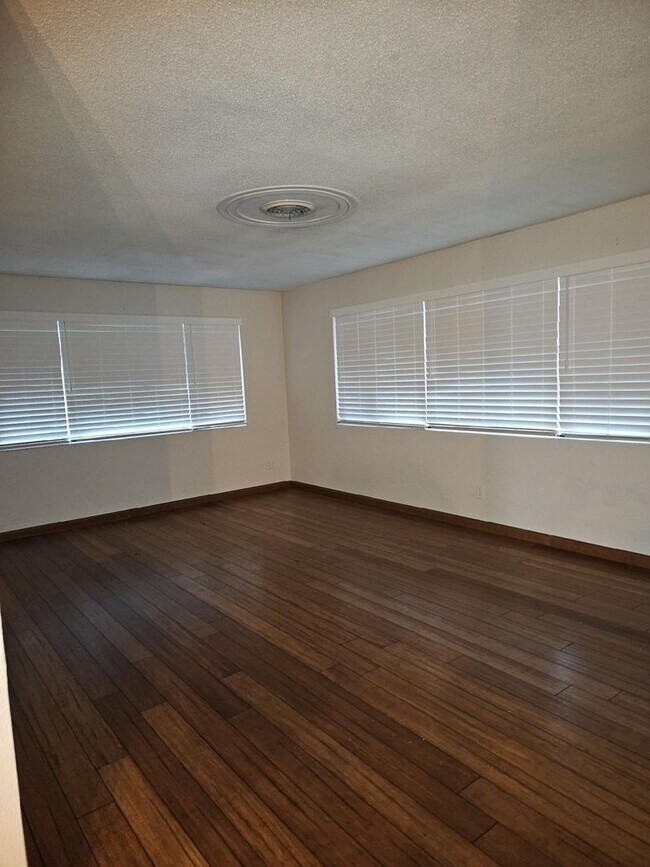 Building Photo - BEAUTIFUL 4 BEDROOM 2 BATH HOME IN THE BEAUTIFUL SOUTH DAYTONA