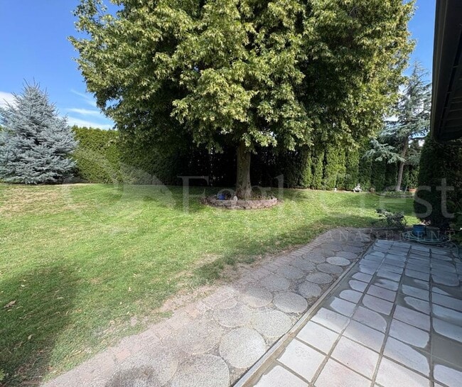 Building Photo - Three Bedroom Townhome Near Country Club G...