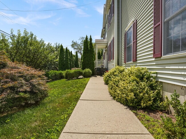 Building Photo - 56 Barholm Ave