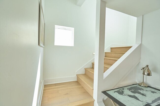 Building Photo - Spend the Holidays in Style | Fully Furnished Coronado Home