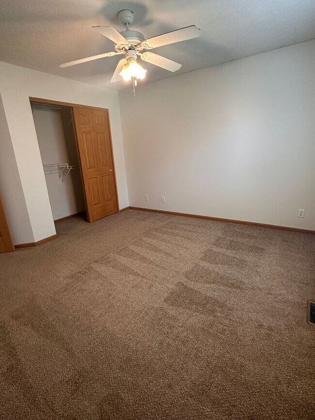 Building Photo - Three bedroom 3 bathroom in popular Bellevue