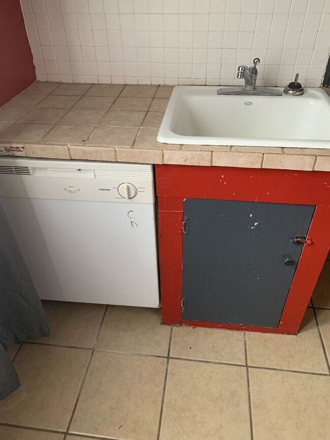 Building Photo - LARGE HOUSE IN CEDAR FALLS  fenced yard, deck, washer / dryer, central air,