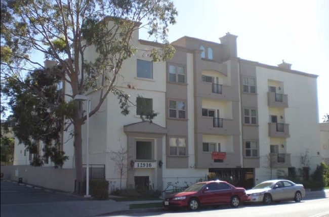 Building Photo - 12916 Moorpark St