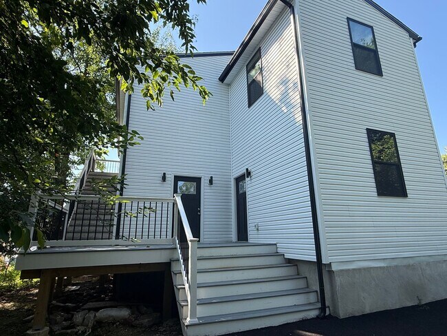Building Photo - 132 Yale Ave