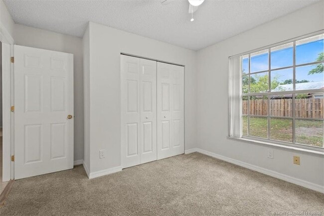 Building Photo - 517 SW College Park Rd