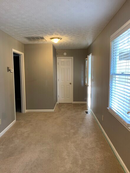 Living room + storage closet - 1740 Brompton Square