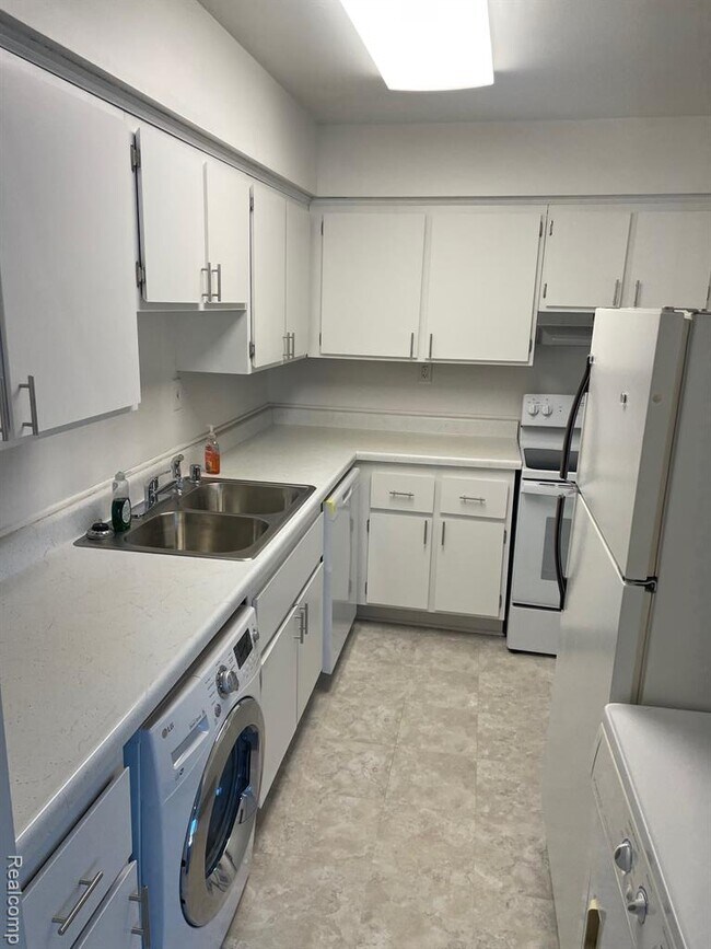 Building Photo - 1824 Colonial Village Way