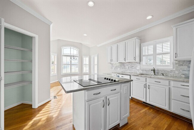Building Photo - 3 Bedroom 2 Bath Pet Friendly Home For Rent with Community Pool Access!