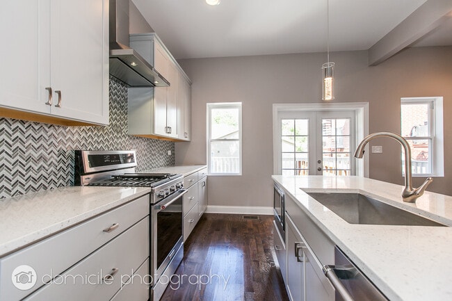 Building Photo - 806 S Oakley Blvd