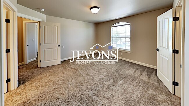 Building Photo - Spacious duplex with master bedroom, backy...